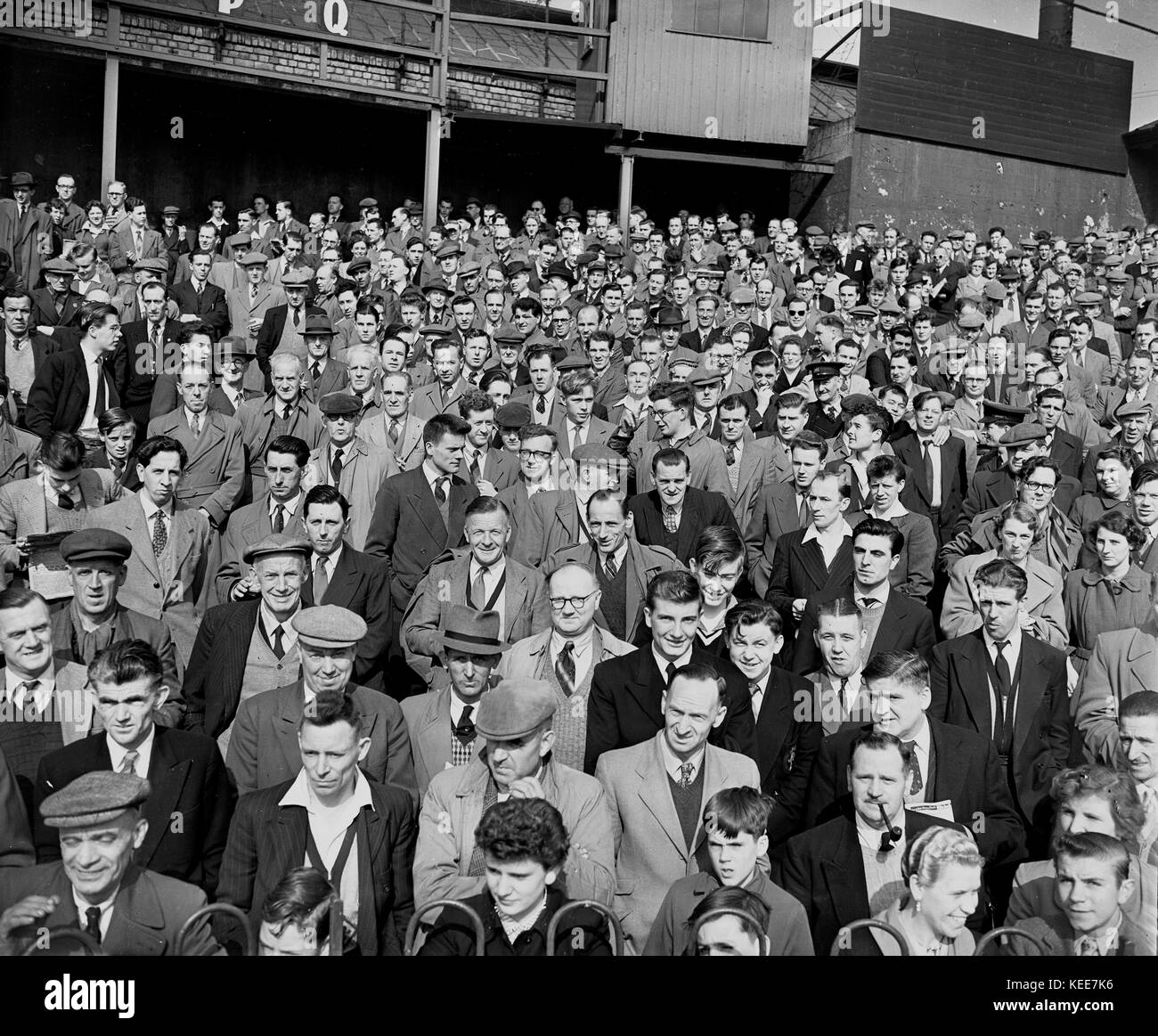 Derby County visages dans la foule des fans présents à la fin de l'Osmaston Terrain de baseball c1955. Photographie par Tony Henshaw *** *** légende locale à partir de la vitre d'négatif depuis la filiale en propriété négatif original. Banque D'Images