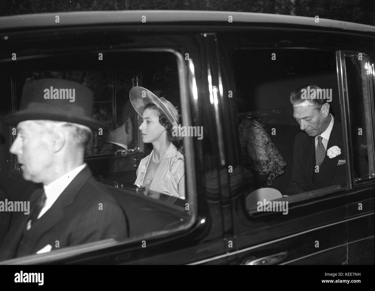 Un franc moment de la princesse Elizabeth, plus récemment, la reine elizabeth ii avec son père, le roi George IV en se déplaçant sur un engagement officiel dans une voiture c1947. photo par Tony henshaw *** à partir de la vitre d'exposition négative. à partir de la filiale en propriété négatif original. Banque D'Images