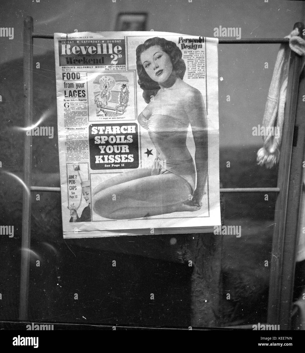 Une copie de la diane journal hebdomadaire sur un étendoir montrant un pin up girl. mai 1953. Photo prise par Tony henshaw *** *** légende locale de la filiale en propriété négatif original. Banque D'Images