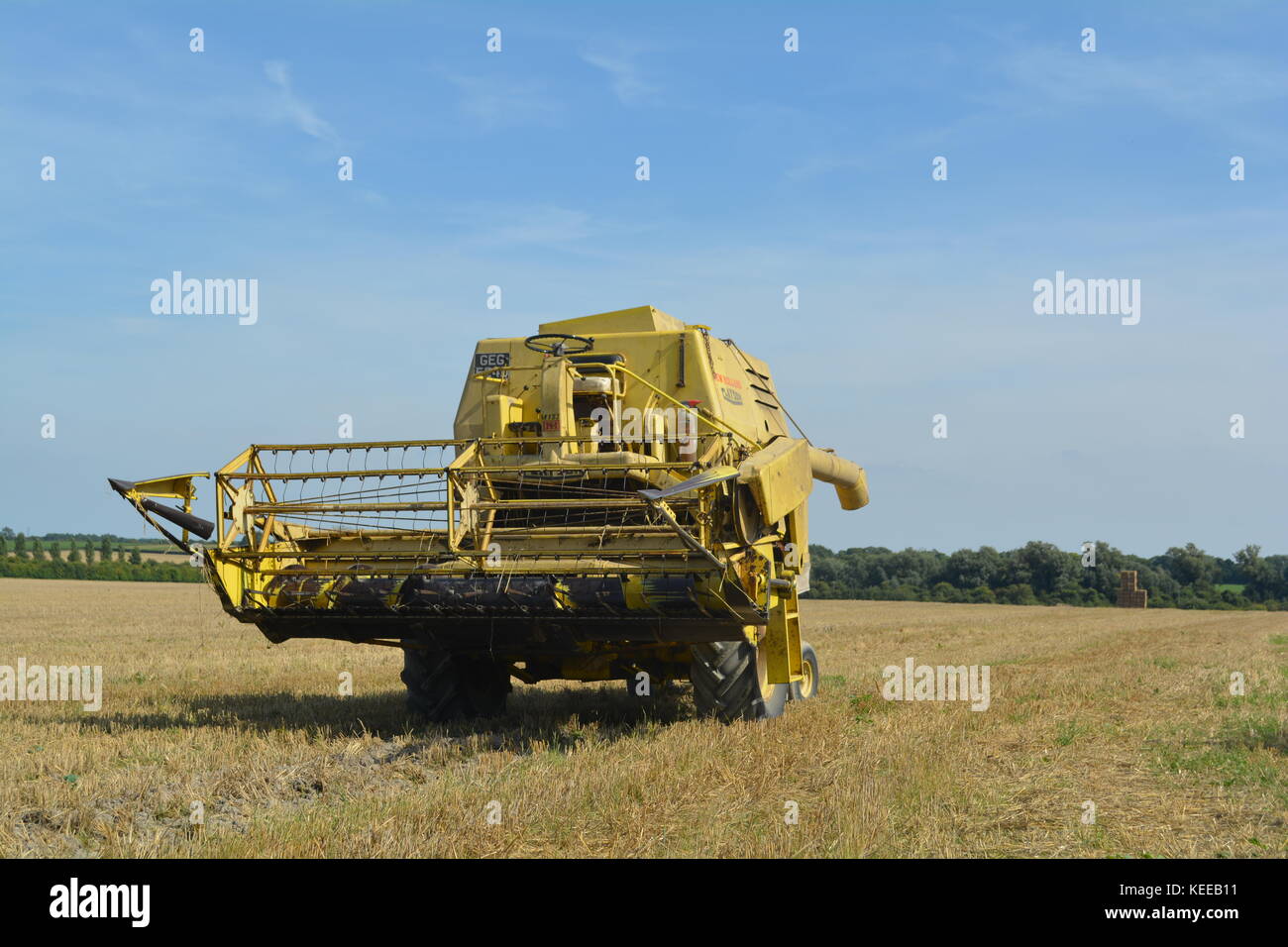 Cabine ouverte ancienne moissonneuse-batteuse new holland jaune de la récolte de cultures d'une exploitation agricole en 2017 Banque D'Images