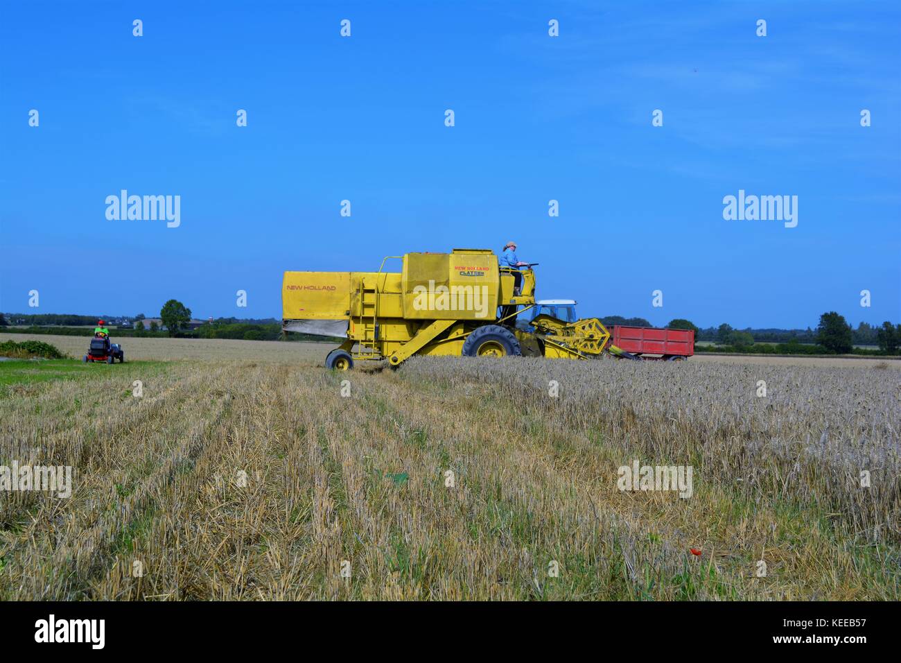 Cabine ouverte ancienne moissonneuse-batteuse new holland jaune de la récolte de cultures d'une exploitation agricole en 2017 Banque D'Images
