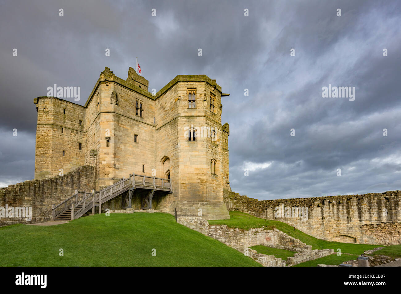 Château de Warkworth dans la luminosité de l'après-midi, Warkworth, Northumberland, England, UK Banque D'Images