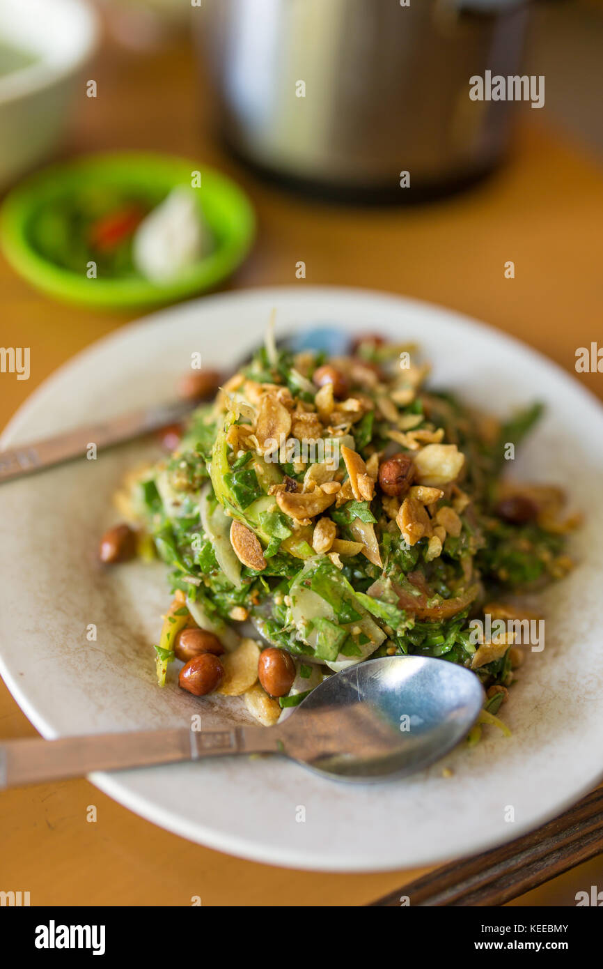 Birman traditionnel thé feuille de salade avec les feuilles de thé vert fermenté au Myanmar Banque D'Images