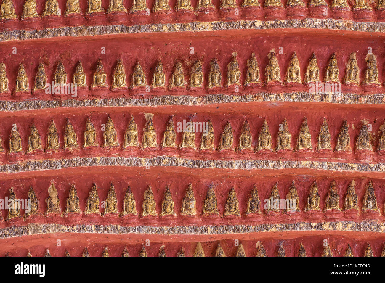 Vieux temple avec des statues de Bouddhas et de sculpture religieuse sur calcaire à kaw sacré goon grotte près de hpa-an au Myanmar (Birmanie) Banque D'Images