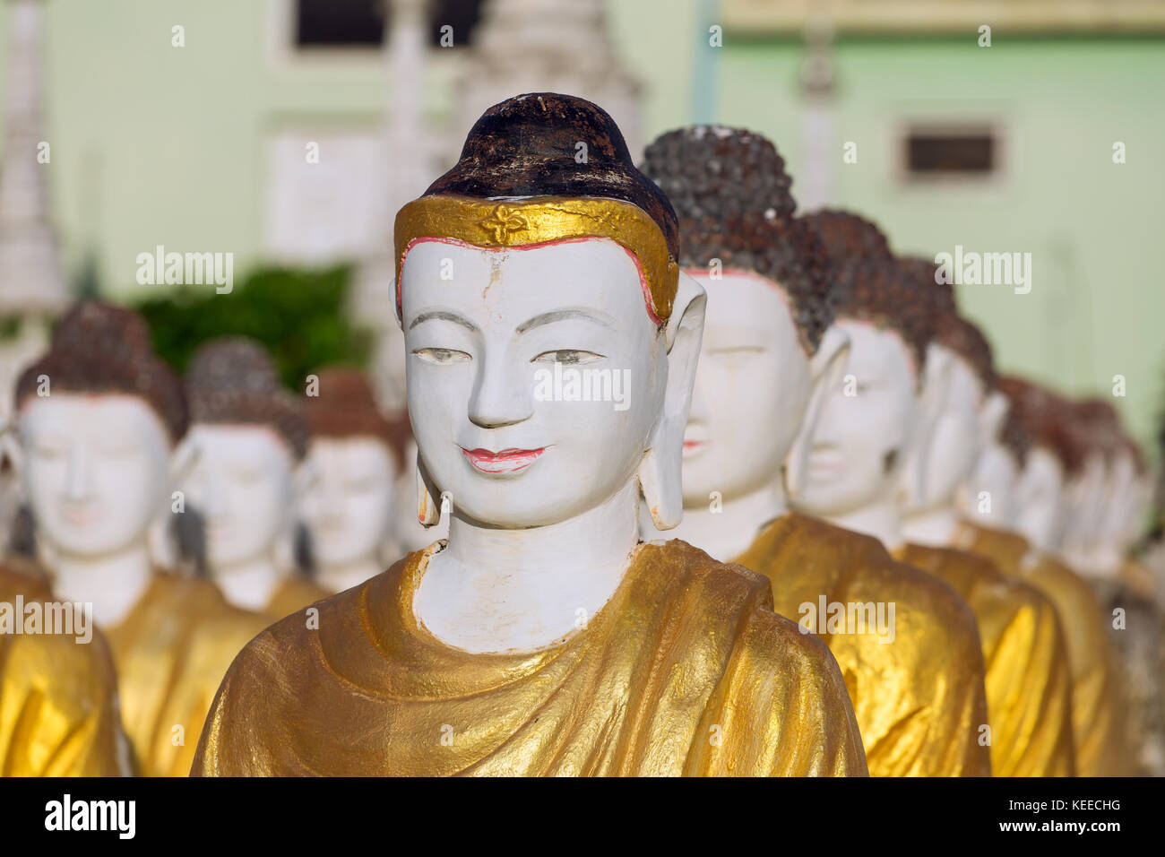 Les statues de bouddha à la Maha Bodhi tataung à Monywa myanmar. Banque D'Images