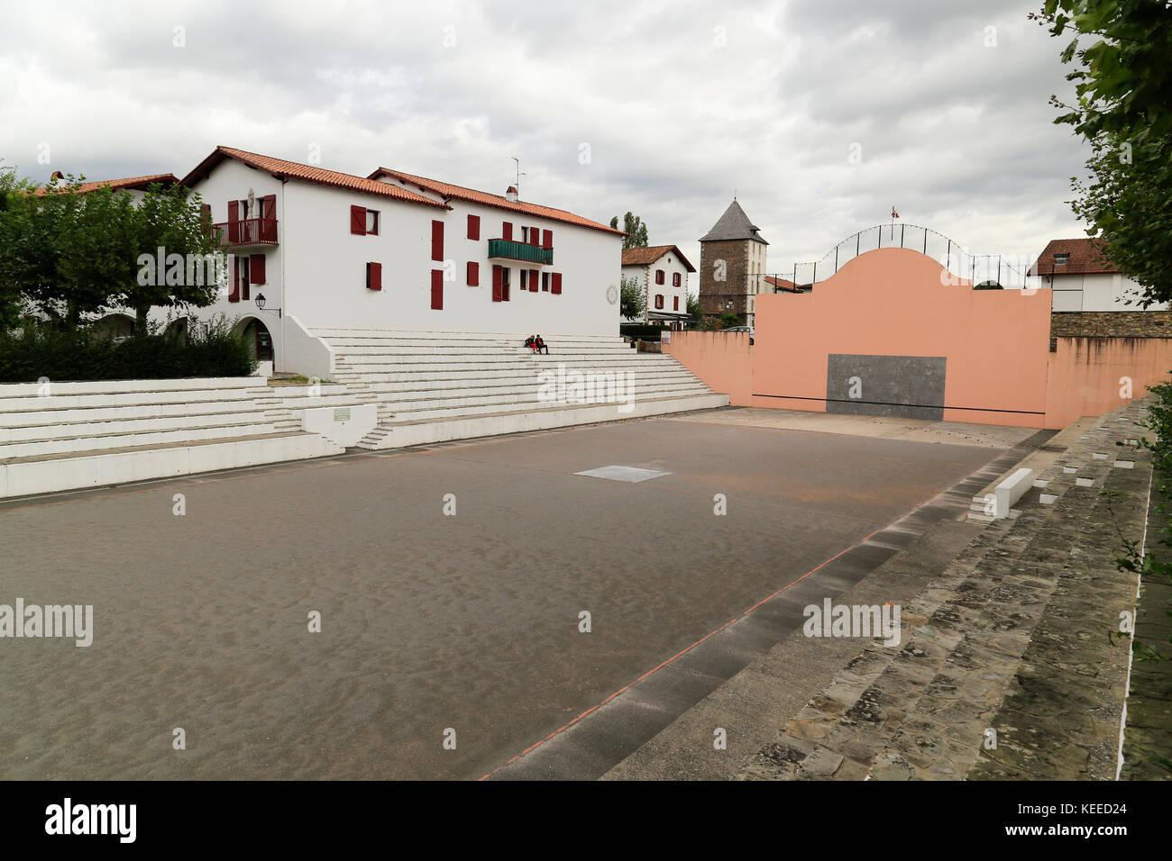 En plein air Fronton - pelota Cesta Punta court - à Sarre dans le pays Basque Banque D'Images