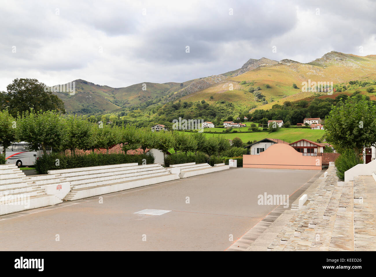 En plein air Fronton - pelota Cesta Punta court - à Sarre dans le pays Basque Banque D'Images