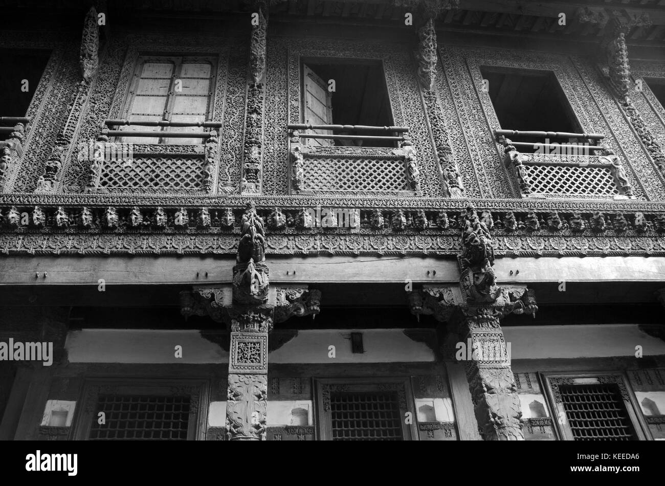 Ahmedabad, Inde - 27 novembre 2016 : une maison traditionnelle ou "haveli" décoré de sculpture en bois dans la vieille ville d'Ahmedabad, Gujarat, Inde. Banque D'Images