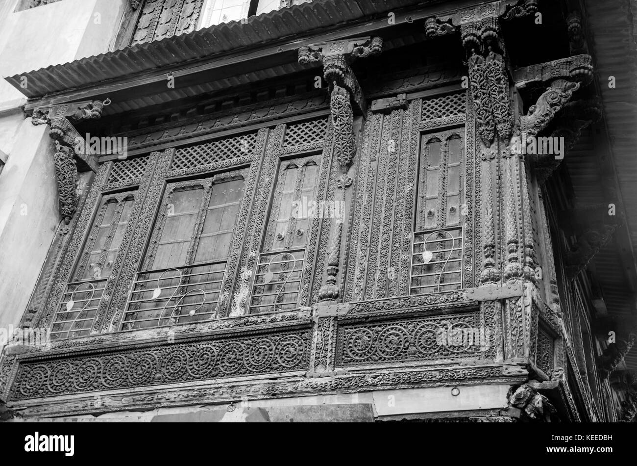 Ahmedabad, Inde - 27 novembre 2016 : une maison traditionnelle ou "haveli" décoré de sculpture en bois dans la vieille ville d'Ahmedabad, Gujarat, Inde. Banque D'Images