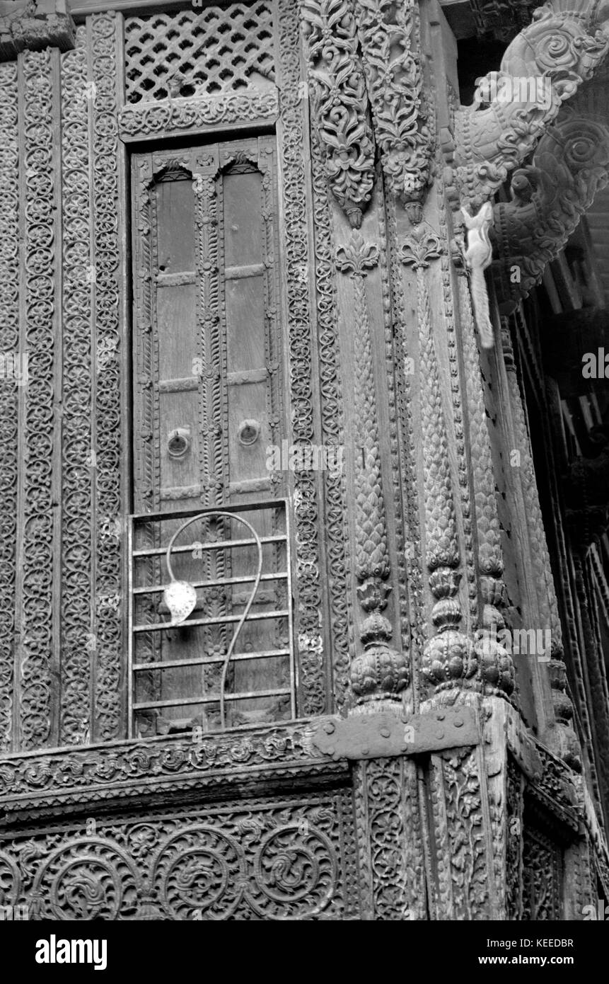 Ahmedabad, Inde - 27 novembre 2016 : une maison traditionnelle ou "haveli" décoré de sculpture en bois dans la vieille ville d'Ahmedabad, Gujarat, Inde. Banque D'Images