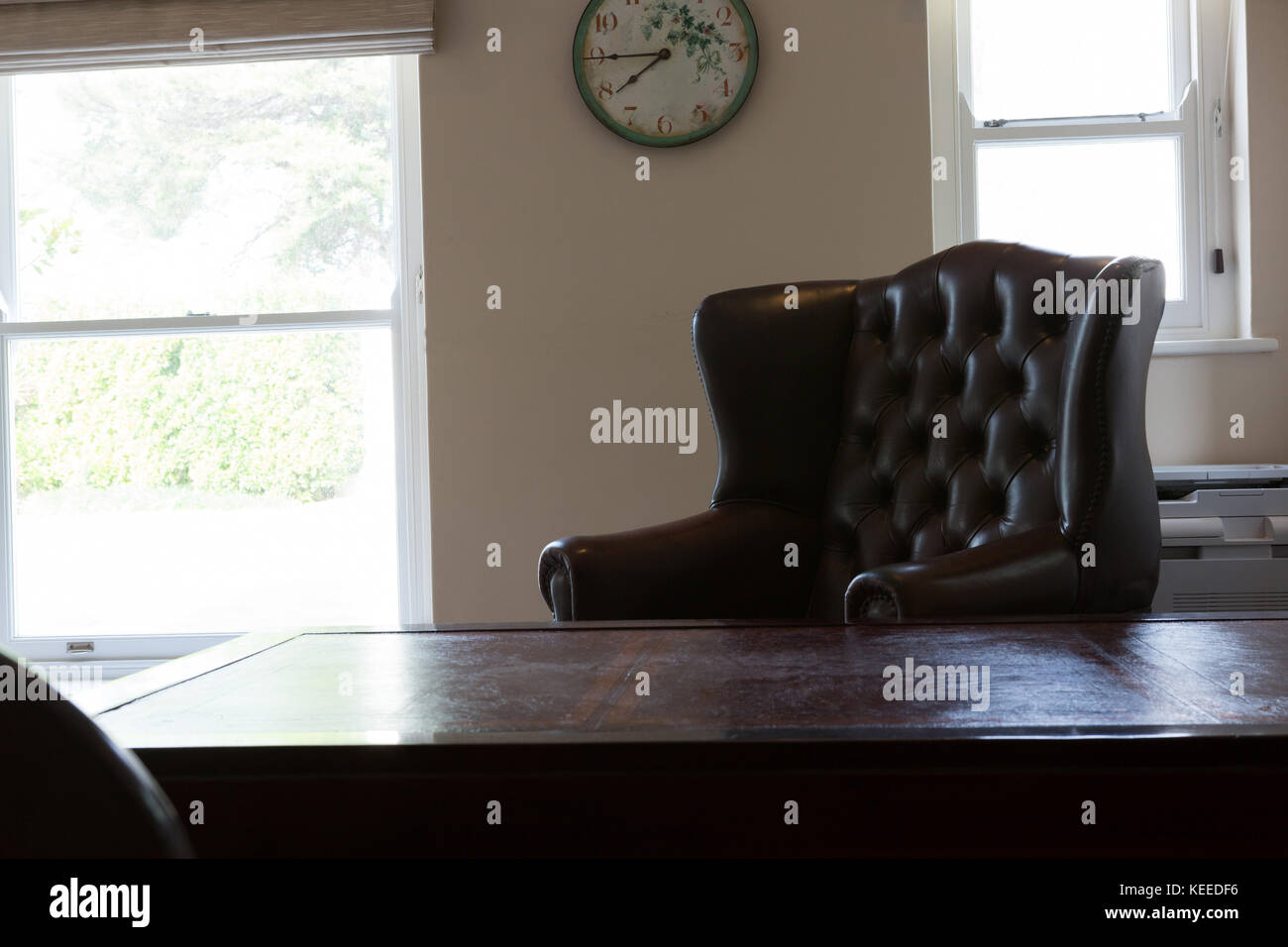 La pendaison de l'horloge sur le mur avec un fauteuil dans la salle de séjour à la maison Banque D'Images