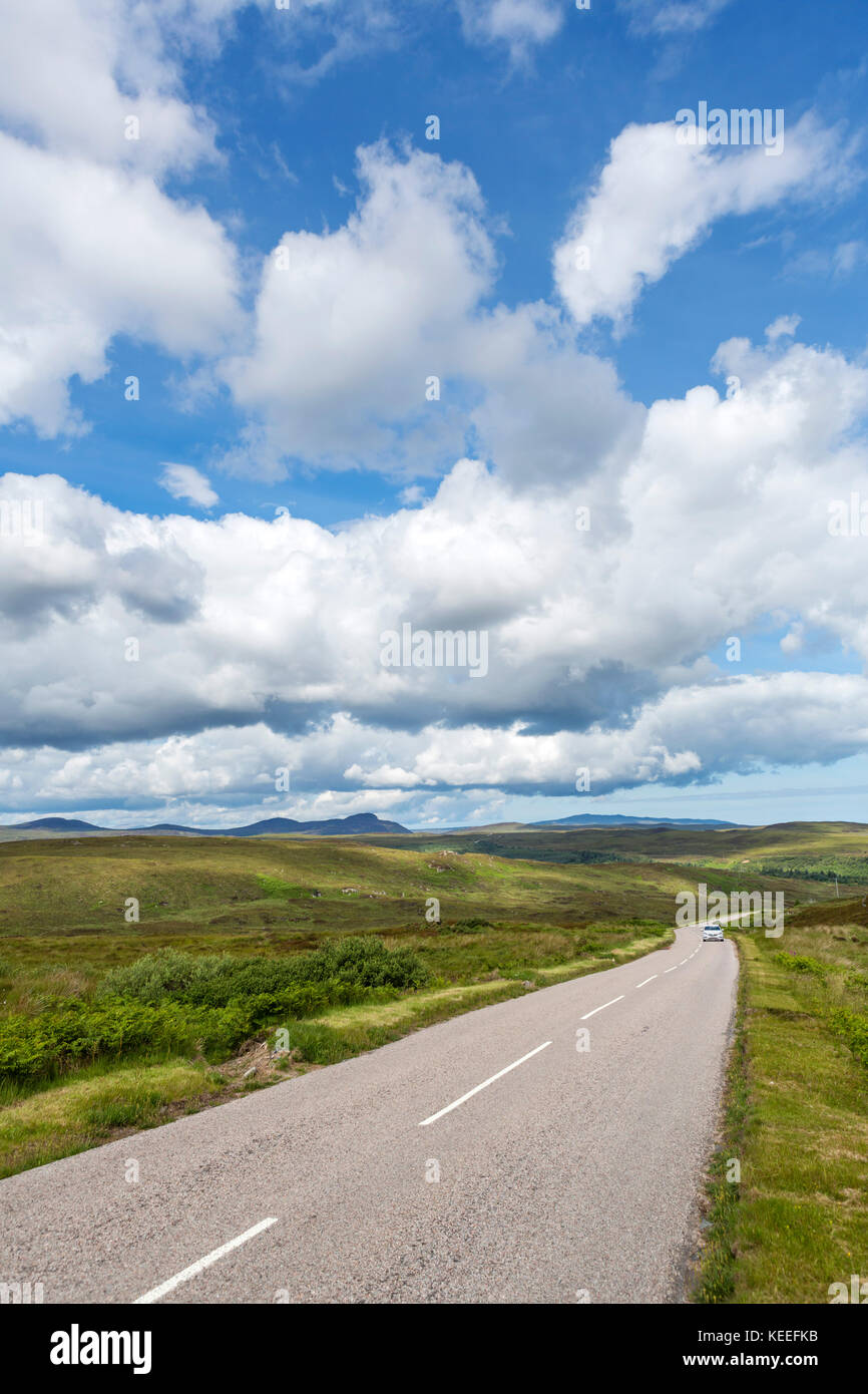 Voiture sur l'A836 près de Invernaver, partie de la côte nord 500 route touristique, Sutherland, Highlands, Scotland, UK Banque D'Images