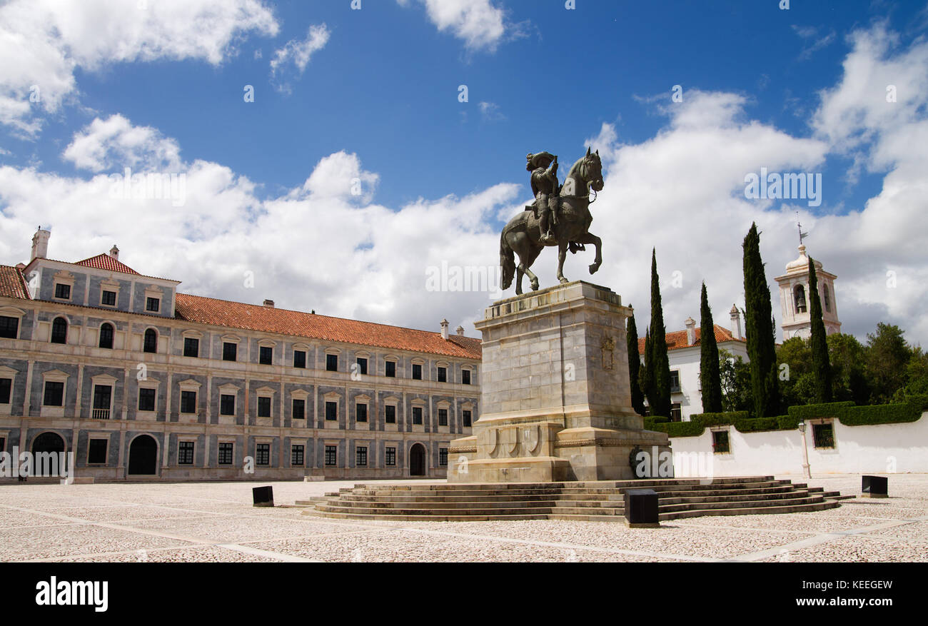 Statue du roi Jean IV (d. joao iv) à cheval en face de palais ducal et sous un ciel bleu et blanc assombri. Vila Viçosa, Alentejo, Portugal. Banque D'Images