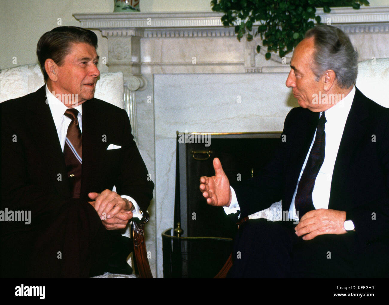 Le président des États-Unis, Ronald Reagan se réunit le ministre des Affaires étrangères, Shimon Peres d'Israël dans le bureau ovale le mardi 17 mai 1988..Credit : Arnie Sachs / CNP /MediaPunch Banque D'Images