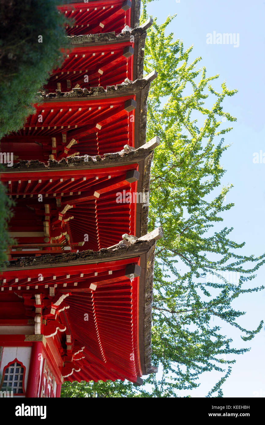 Détail de l'avant-toit à plusieurs niveaux d'une pagode japonaise aux couleurs vives, peintes en rouge, par un beau jour d'été. Banque D'Images