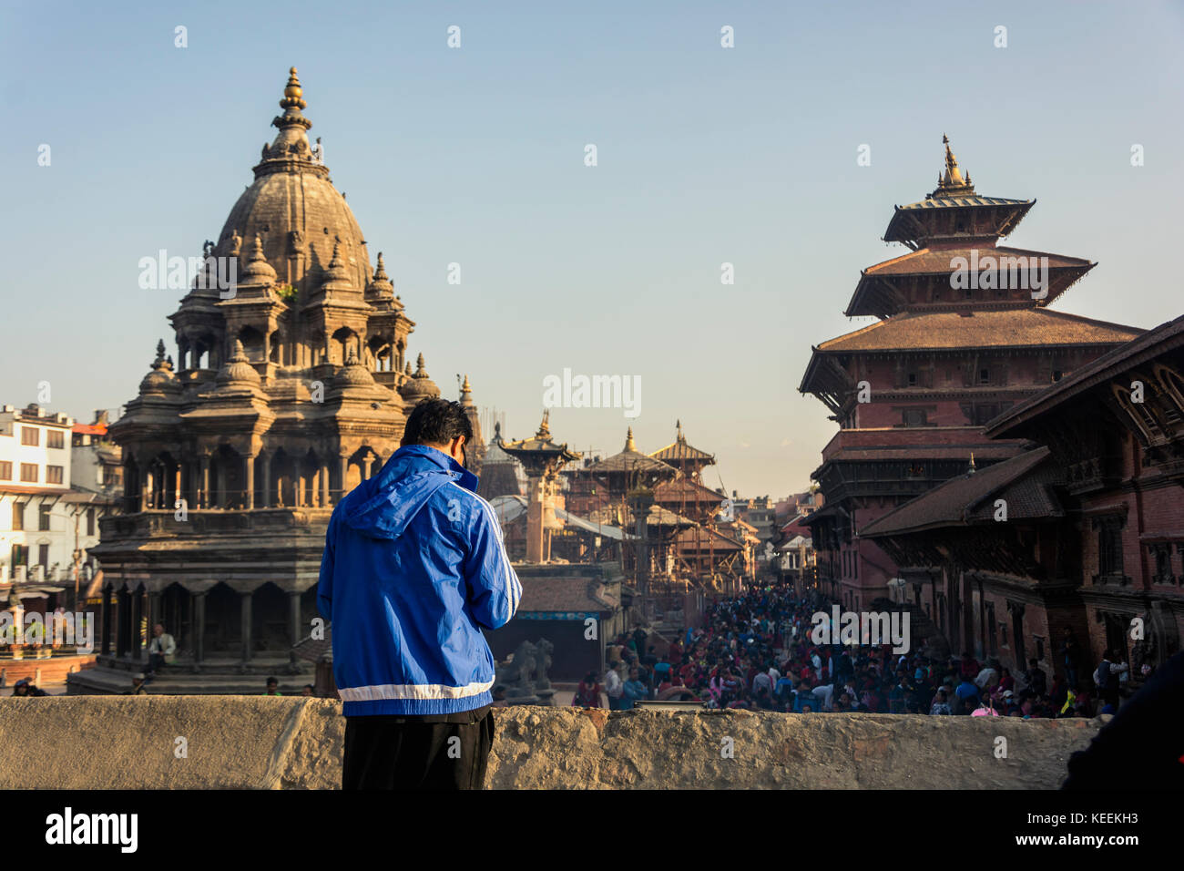 Un inconnu regardant la foule de gens à Patan Durbar Square Nepal Banque D'Images