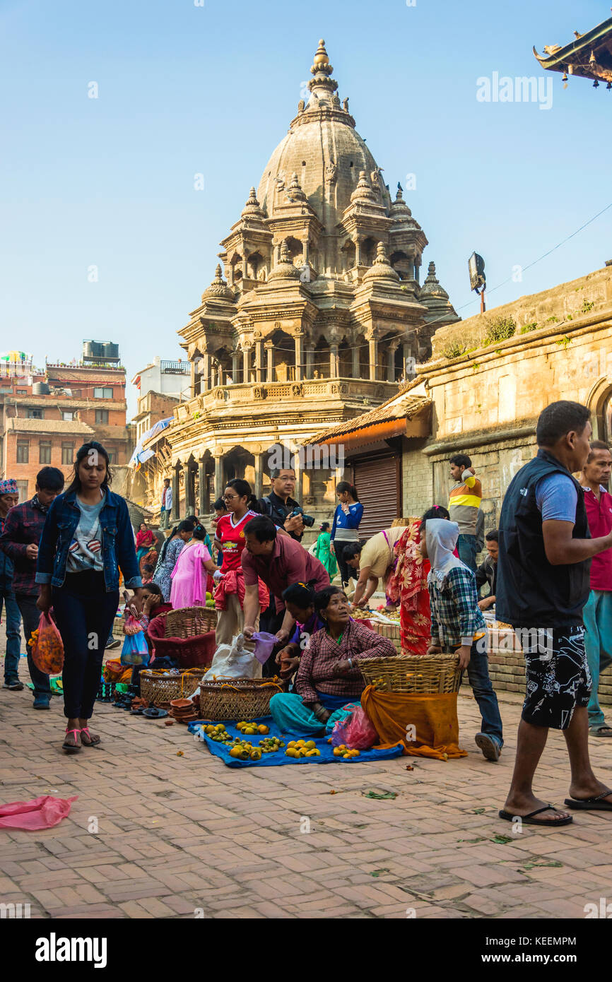 19 octobre 2017 : foule de personnes à pied la rue commerçante au marché à Patan Durbar Square le jour du festival du Diwali ou tihar, Patan Népal. Banque D'Images