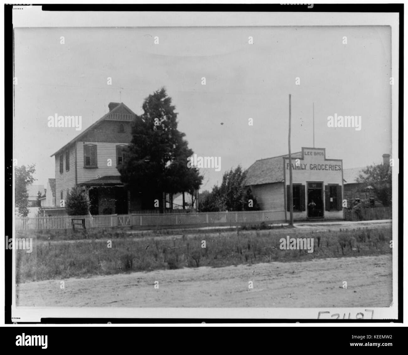Chambre avec clôture à côté de Lee Bros. épicerie familiale RCAC99472271 Banque D'Images