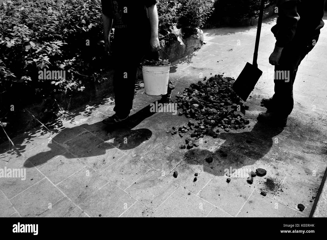 charbon, déchargement, combustion, chauffage, énergie, hiver, vie quotidienne, personnes, humain, fournitures, travail, lourd, entretien, chauffage, chauffage d'hiver, Banque D'Images