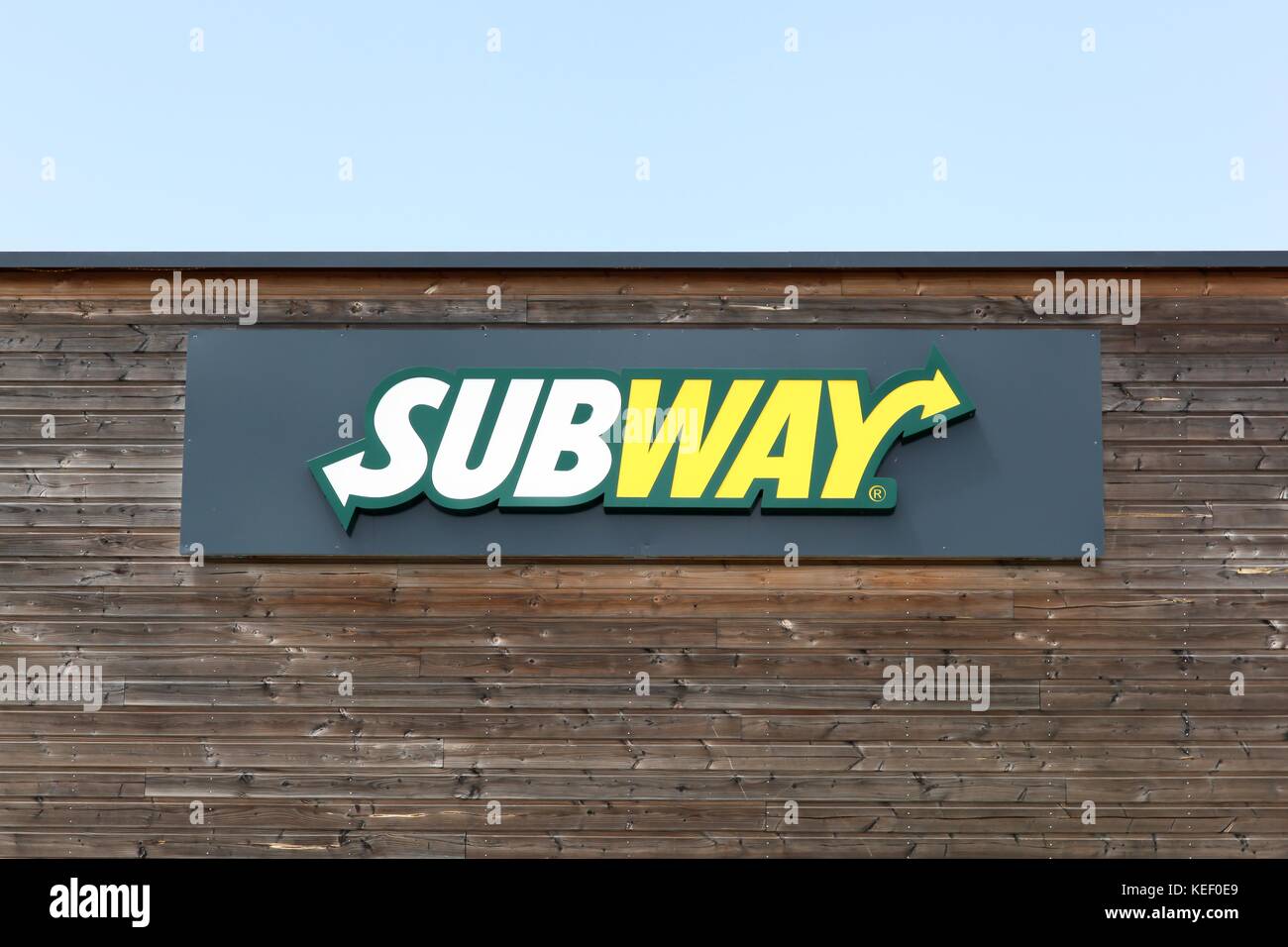Cholet, France - 25 juin 2016 métro:logo sur une façade. Métro est un restaurant fast food franchise qui vend surtout des sandwichs sous-marin Banque D'Images