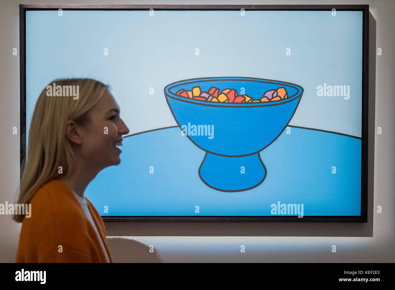 Londres, Royaume-Uni. 20 Oct, 2017. Patrick Caulfield R.A. Sweet Bol, 1966 Estimation £000 300,000-500 - Howard Hodgkin : Portrait de l'artiste & Arts du Moyen-Orient et de l'Inde à Sothebys New Bond Street. Les ventes auront lieu entre le 23 au 25 octobre. Crédit : Guy Bell/Alamy Live News Banque D'Images