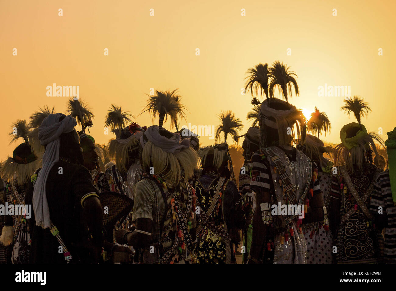 Tchad. 30 septembre 2016. Au coucher du soleil, les plumes d'autruche dans les chapeaux des hommes Wodaabe ressemblent à des palmiers. Les plumes sont utilisées pour rendre le Wodaabe, déjà un peuple incroyablement grand et maigre, encore plus grand. Après le festival Gerewol d'une semaine, les Wodaabe retourneront à leur vie quotidienne de bergers nomades. Crédit : Tariq Zaidi/ZUMA Wire/Alamy Live News Banque D'Images