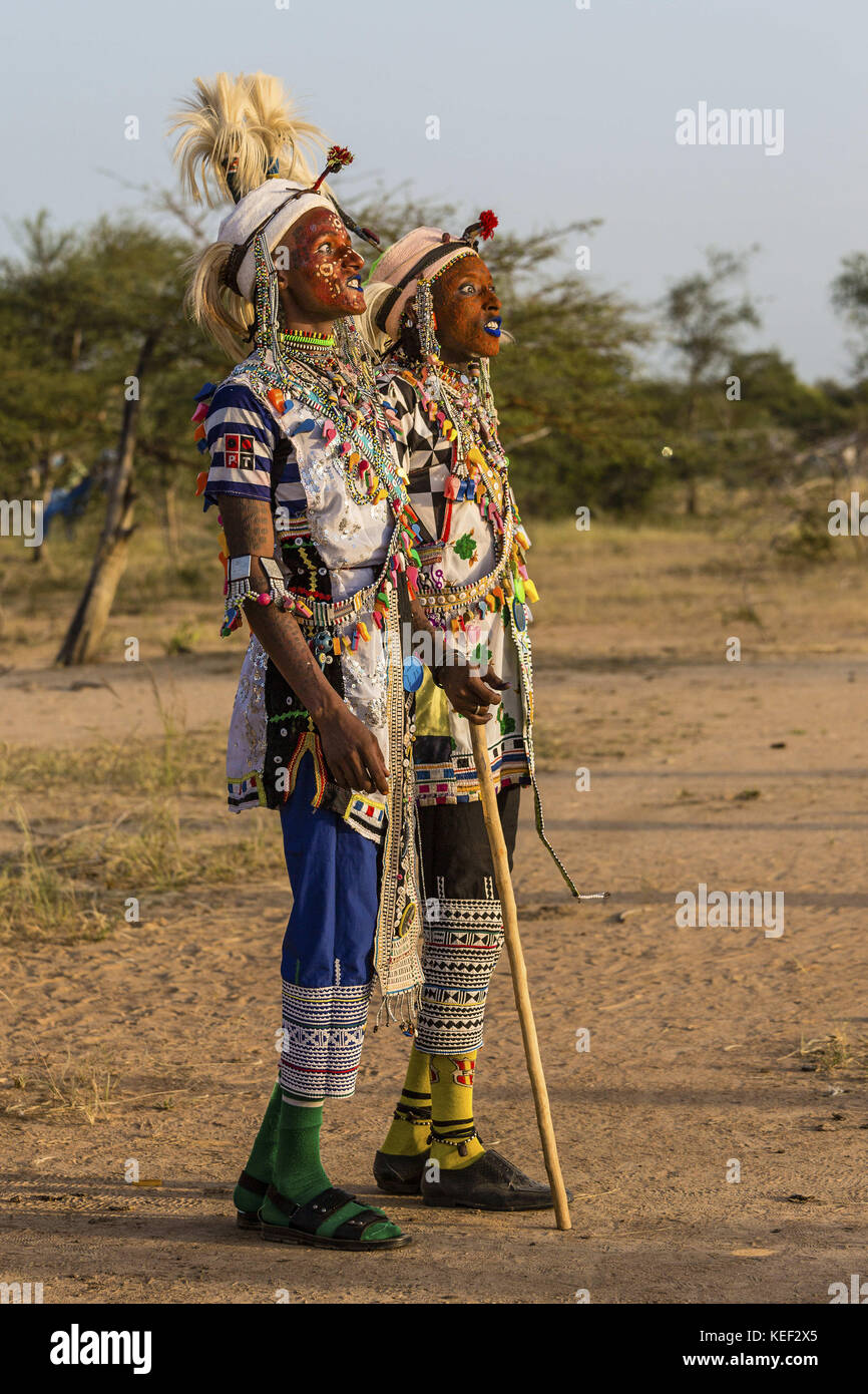 Tchad. 30 septembre 2016. Deux hommes de Wodaabe sortent du reste de la ligne pour chanter, applaudir et danser en rythme, espérant attirer une femme potentielle. « C'est comme des breakdancers », dit Zaidi. « Tout le monde a la chance de se montrer et de se battre le visage. Crédit : Tariq Zaidi/ZUMA Wire/Alamy Live News Banque D'Images