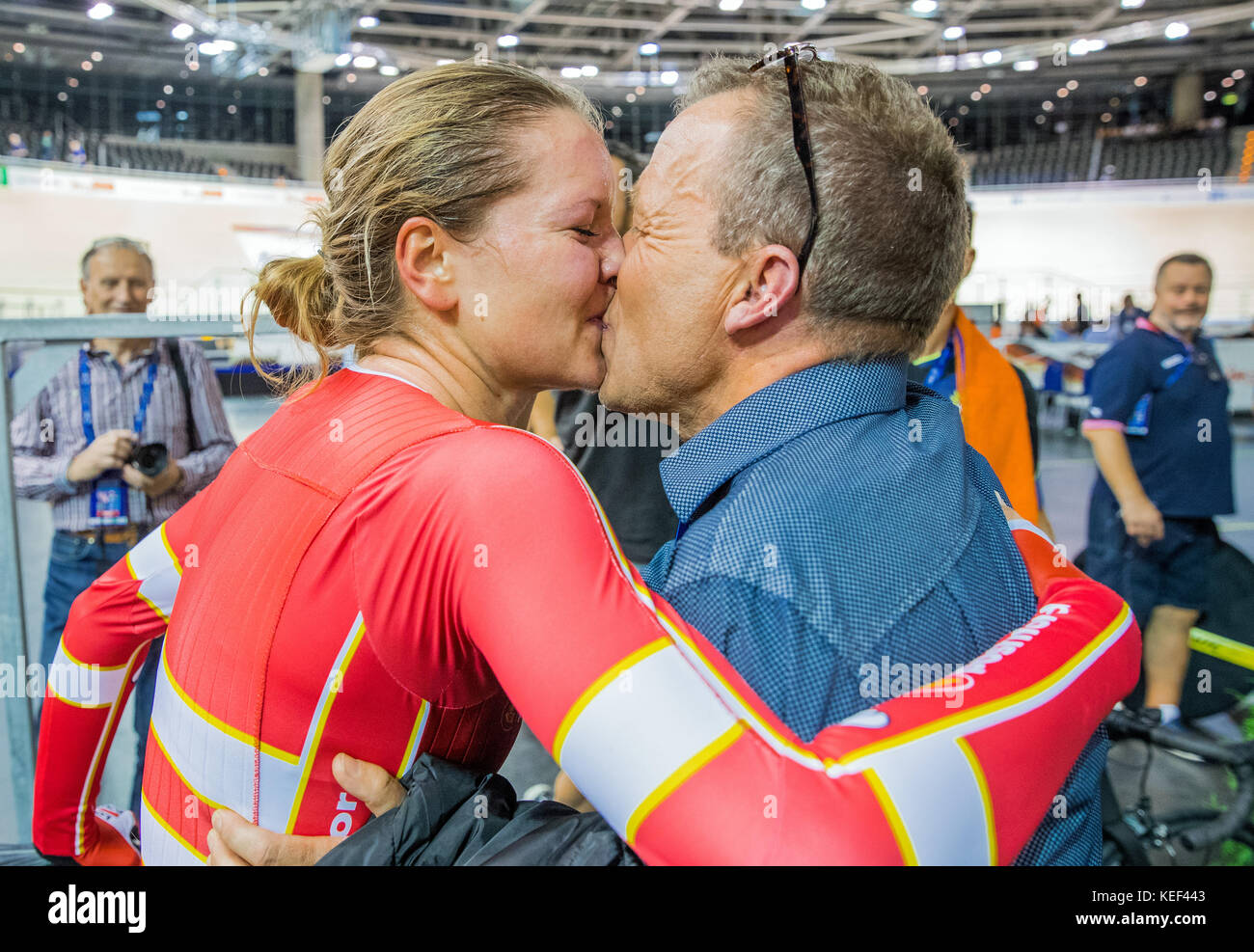 Berlin, Allemagne. 20 octobre 2017. Trine Schmidt, danoise, célèbre avec Jens Kasler de la Fédération danoise de cyclisme après avoir remporté la course à points féminine de 24 km aux Championnats d'Europe sur piste 2017 à Berlin, Allemagne, le 20 octobre 2017. Crédit : Jens Büttner/dpa-Zentralbild/dpa/Alamy Live News Banque D'Images