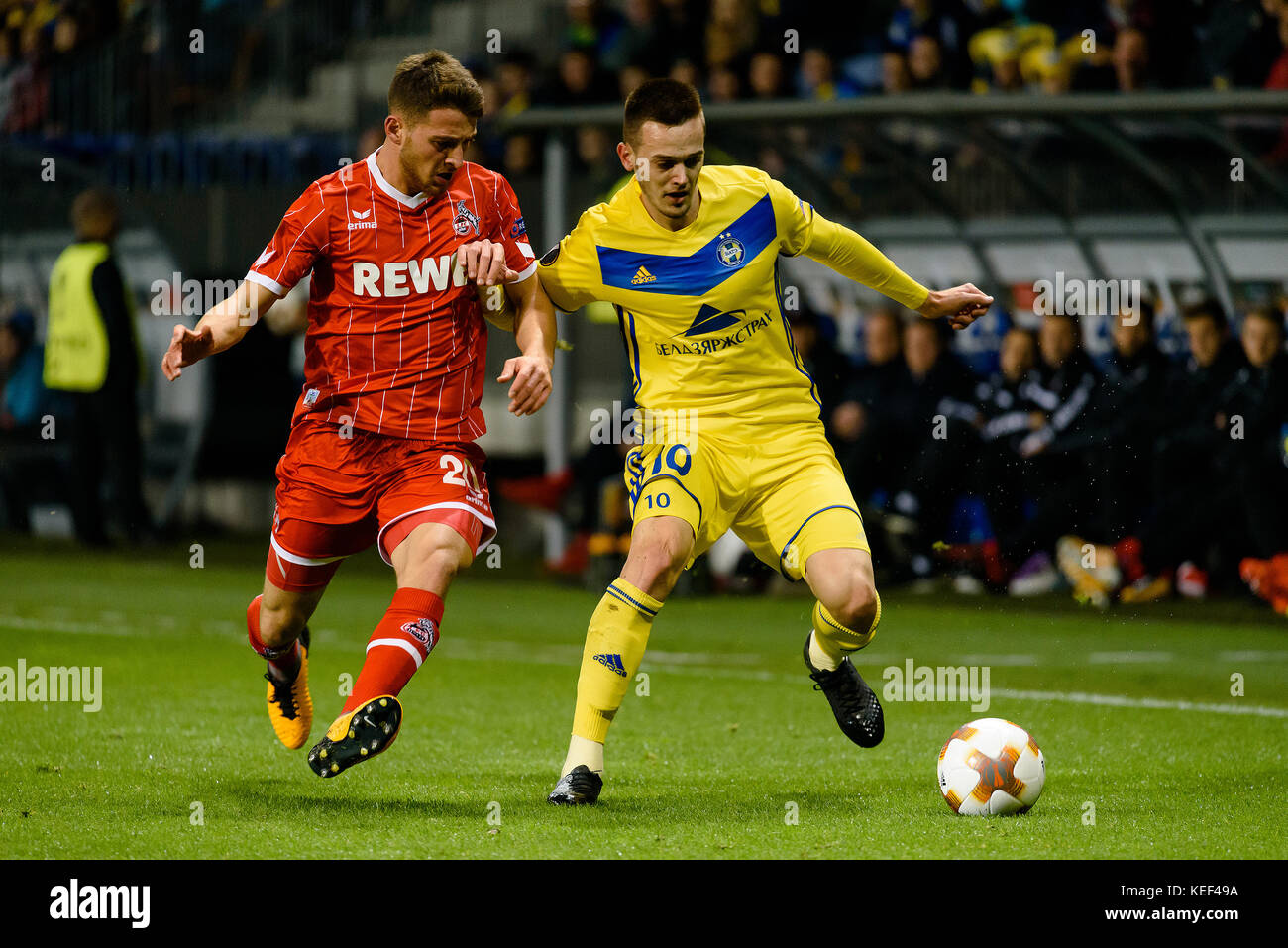Barysaw, Bélarus. L 2017 Marco Ivanić du FC BATE joue contre Salih Özcan du FC Köln lors du match de la Ligue Europa à Barysaw, en Biélorussie. Credit: Yahor Shumski/Alay Live News Banque D'Images