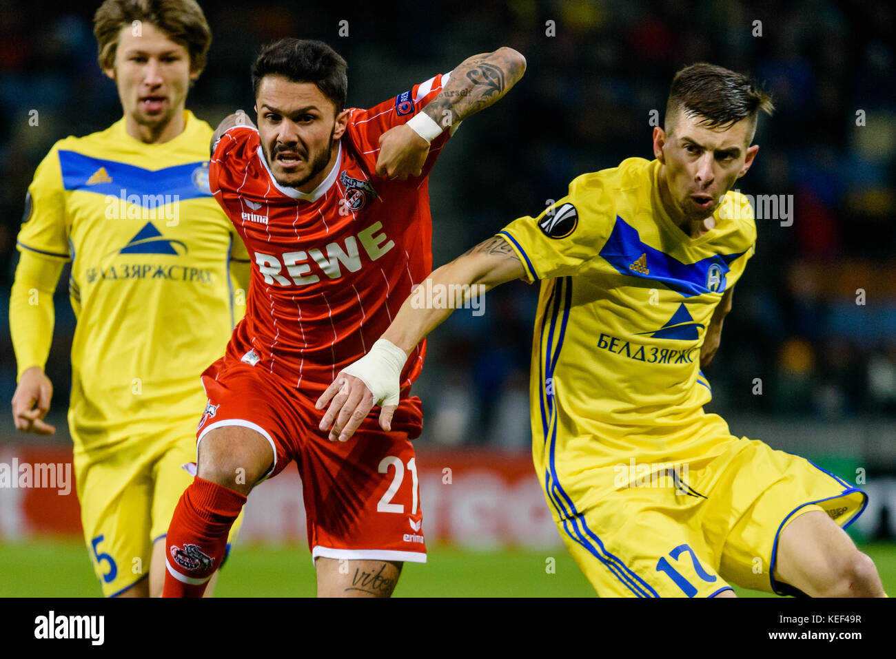 Barysaw, Bélarus. L Alexei Rios du FC BATE joue contre Leonardo Bittencourt du FC Köln lors du match Europa League à Barysaw, en Biélorussie. 2017. Credit: Yahor Shumski/Alay Live News Banque D'Images