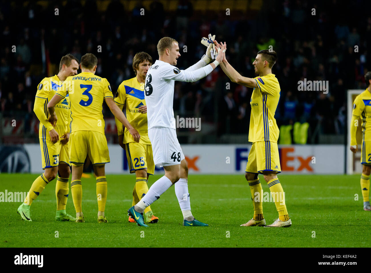 Barysaw, Bélarus. L 2017 Alexei Rios et Dzianis Shcharbitski du FC BATE célèbrent la victoire contre le FC Köln lors du match de la Ligue Europa à Barysaw, en Biélorussie. Credit: Yahor Shumski/Alay Live News Banque D'Images