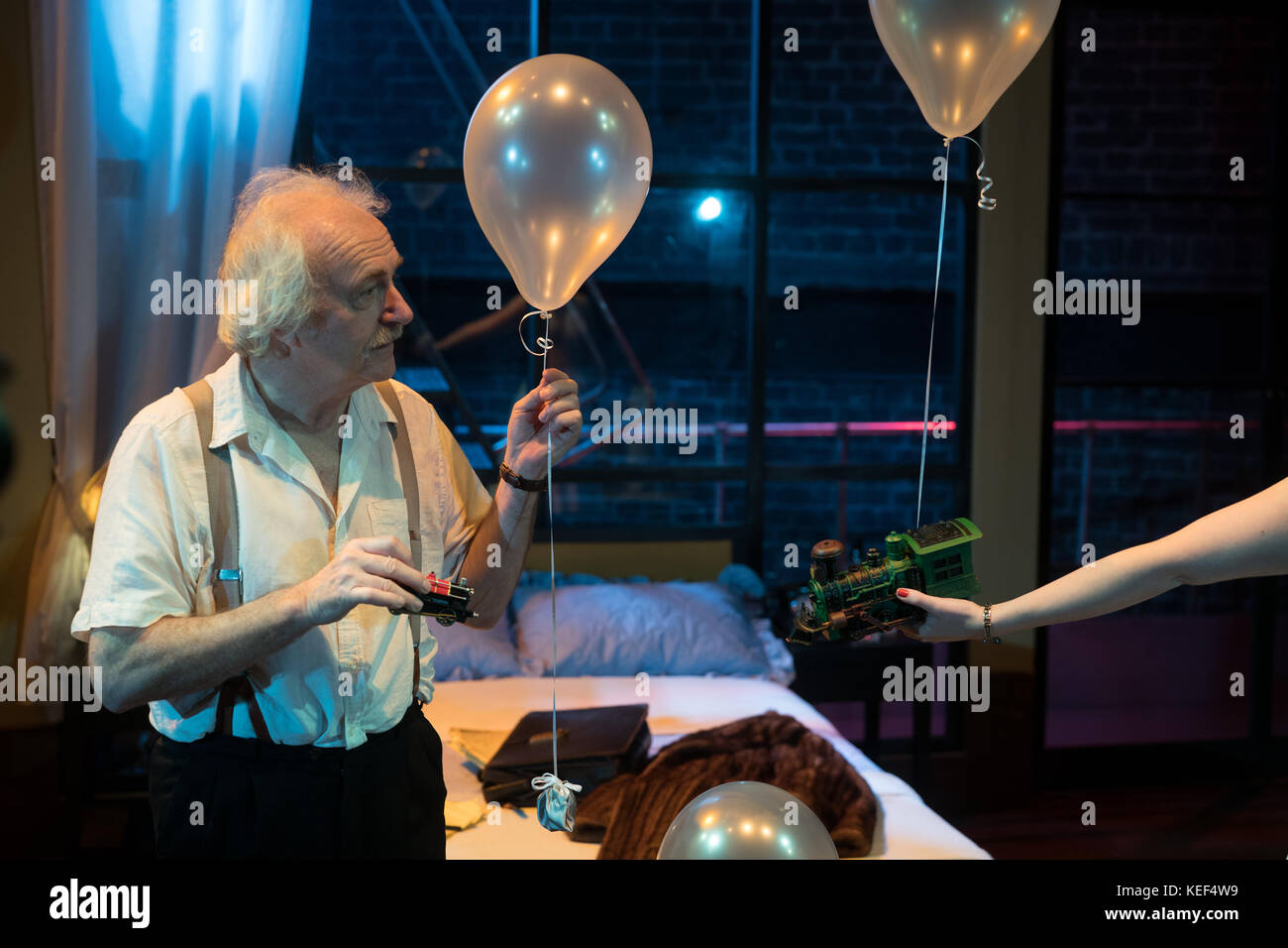 Londres, Royaume-Uni. 20 oct, 2017. Simon rouse comme Einstein apparaissant dans l'insignifiance par Terry Johnson à l'Arcola Theatre de Londres réalisé par David mercatali, la première Renaissance de la jouer en plus de 20 ans. photo date : vendredi, 20 octobre, 2017. photo credit : crédit devrait lire roger garfield/Alamy live news Banque D'Images