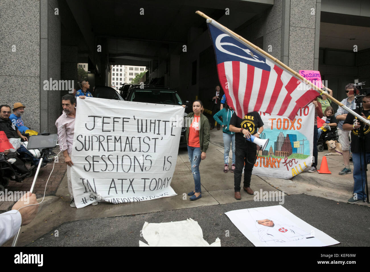 Les manifestants se rassemblent contre le procureur général des États-Unis Jeff sessions à l'extérieur d'un immeuble de bureaux du centre-ville d'Austin, au Texas, où les sessions ont parlé aux avocats américains de la politique d'immigration de l'administration Trump. Crédit : Bob Daemmrich/Alay Live News Banque D'Images