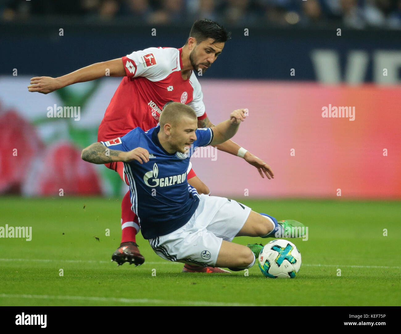 Gelsenkirchen, Allemagne. 20 octobre 2017. Bundesliga Journée 9, FC Schalke 04 vs 1. FSV Mainz 05 : Tackling Danny Latza (Mainz, l) vs Max Meyer (Schalke). Crédit : Juergen Schwarz/Alamy Live News Banque D'Images