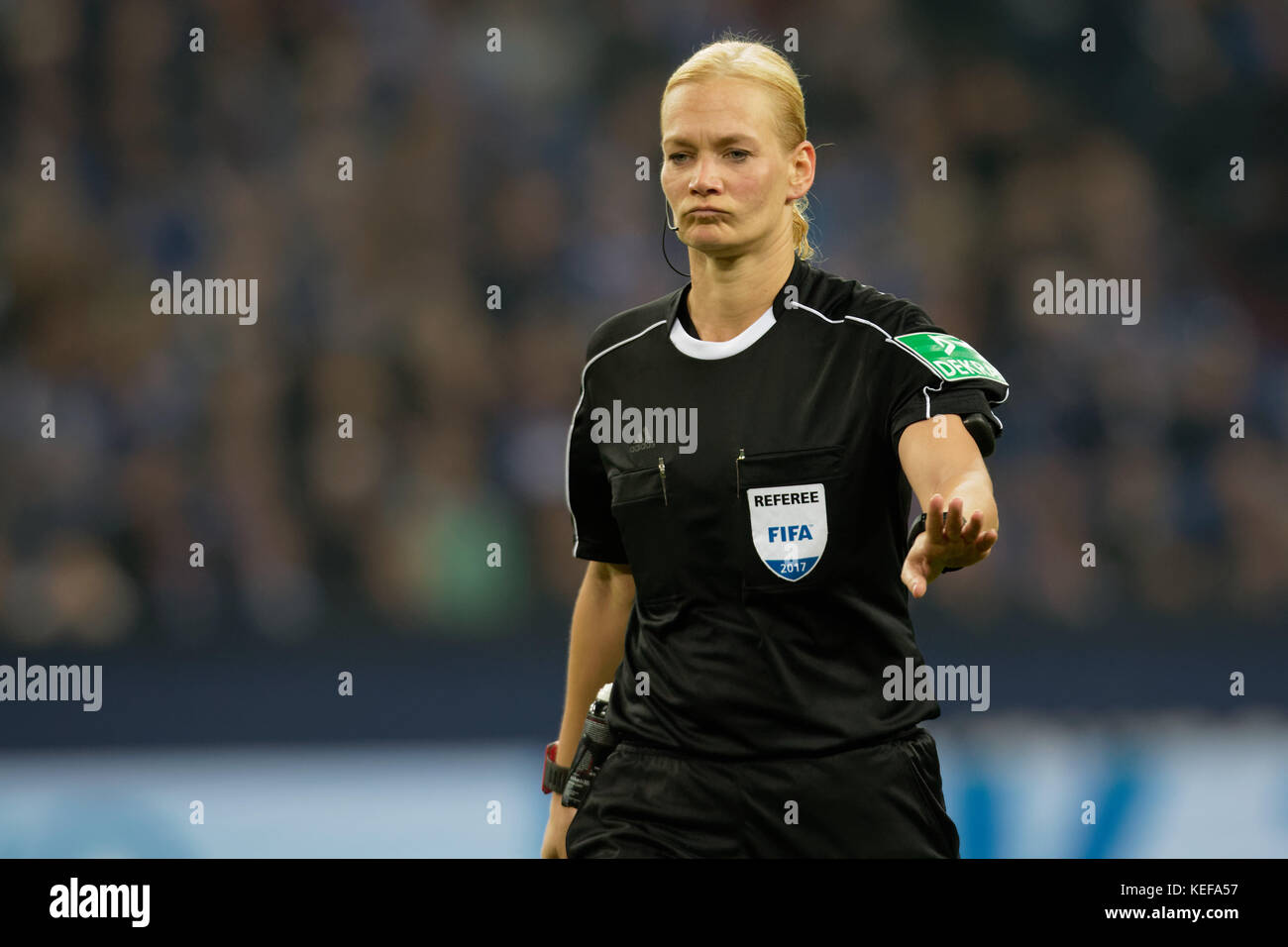 Gelsenkirchen, Allemagne. 20 octobre 2017. Bundesliga Journée 9, FC Schalke 04 vs 1. FSV Mainz 05 : arbitre Bibiana Steinhaus. Crédit : Juergen Schwarz/Alamy Live News Banque D'Images