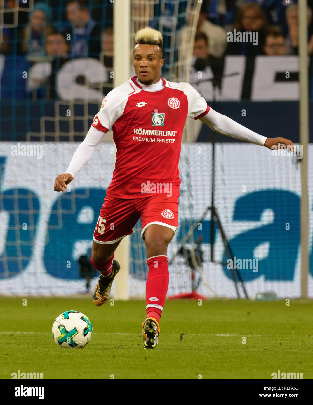 Gelsenkirchen, Allemagne. Oct 20, 2017 9 journée de bundesliga., FC Schalke 04 vs 1. FSV Mainz 05 : jean-philippe gbamin (Mainz) contrôle la balle. crédit : juergen schwarz/Alamy live news Banque D'Images