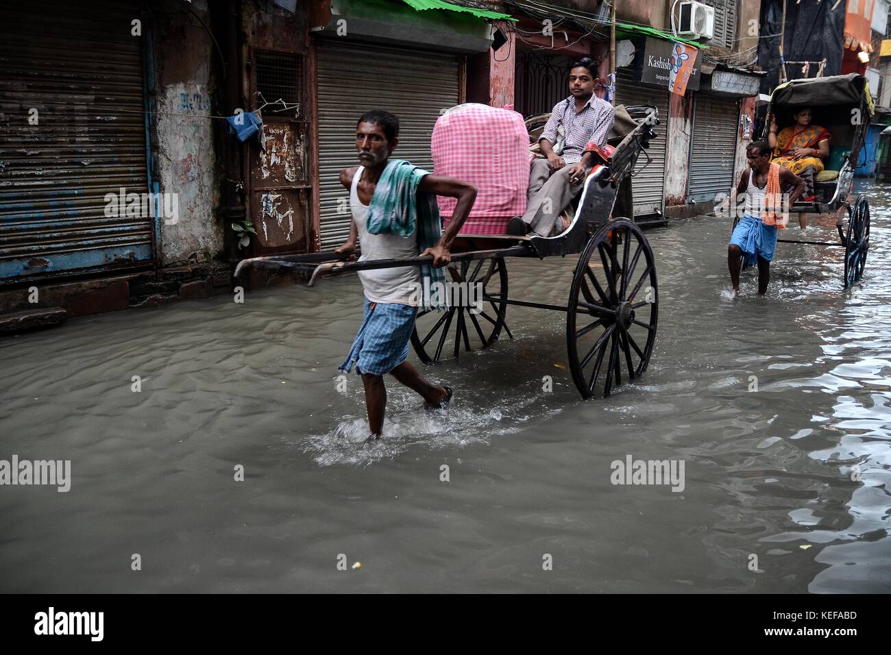 Pluies incessantes dans kolkata ruiner la saveur de fête de Diwali et kali puja Banque D'Images