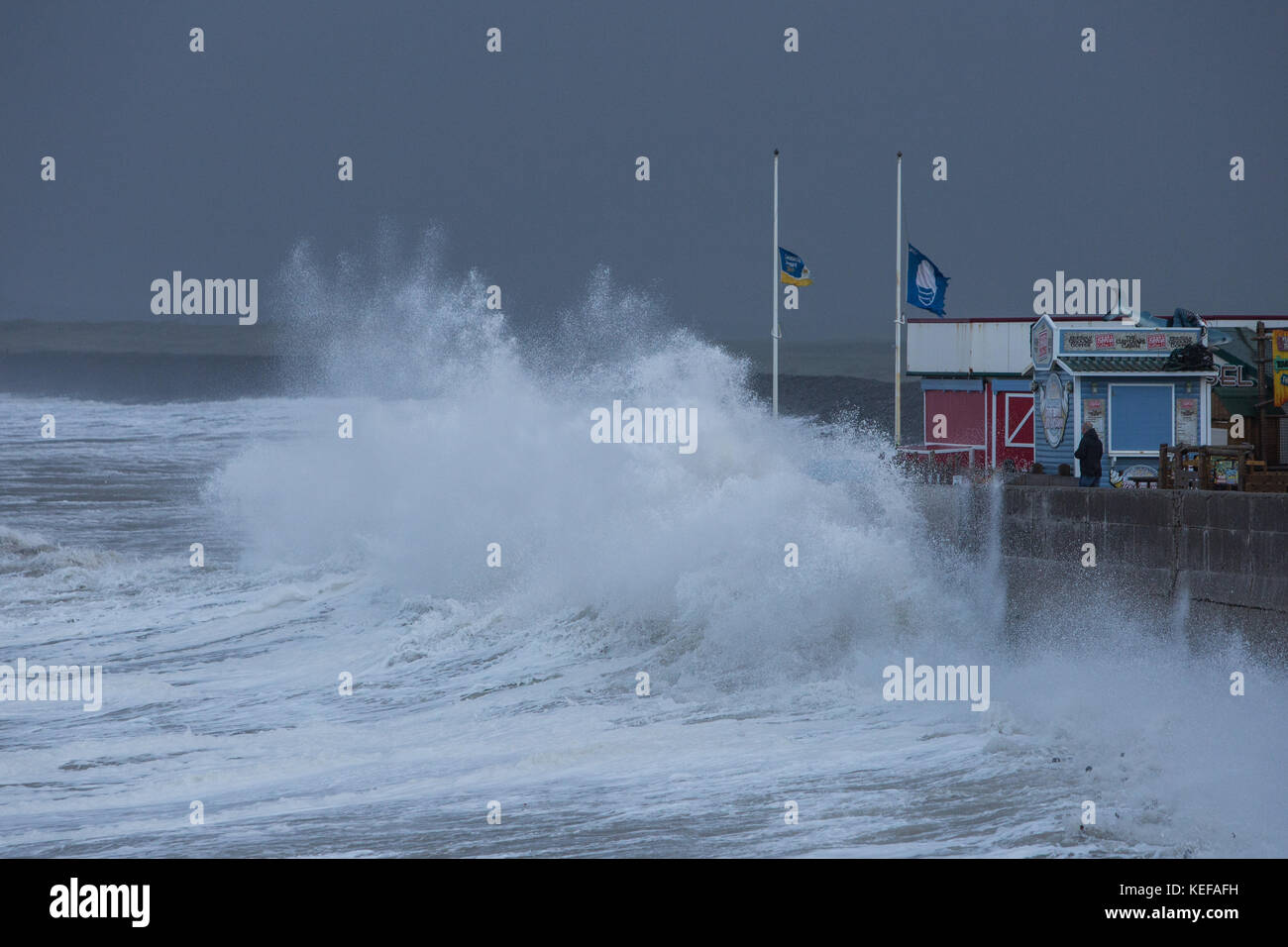 Westward Ho !, dans le Devon. 21 oct, 2017. uk météo. De grosses vagues crash sur le front de mer à Westward Ho ! Dans le Devon à marée haute que storm brian arrive au Royaume-Uni le 21 octobre 2017 Crédit photo : roy riley/Alamy live news Banque D'Images