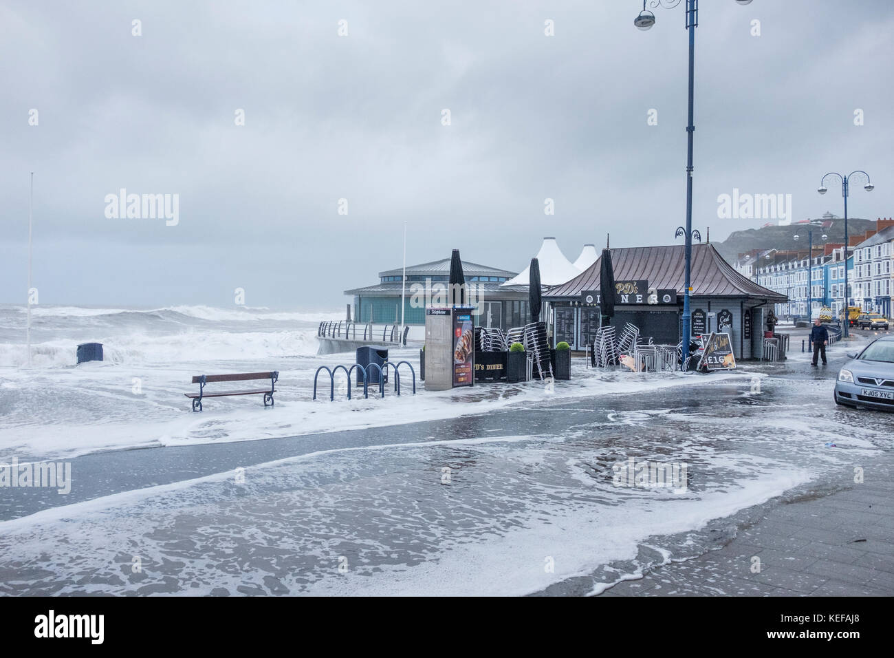 Aberystwyth, Pays de Galles, Royaume-Uni. 21 oct, 2017. uk uk. météo La météo. une très grande marée a coïncidé avec l'arrivée de Brian tempête sur la côte ouest du pays de Galles. vagues inondés et battues la promenade ce matin, cauing des problèmes pour les piétons, les automobilistes et les entreprises locales. Credit : Alan hale/Alamy live news Banque D'Images