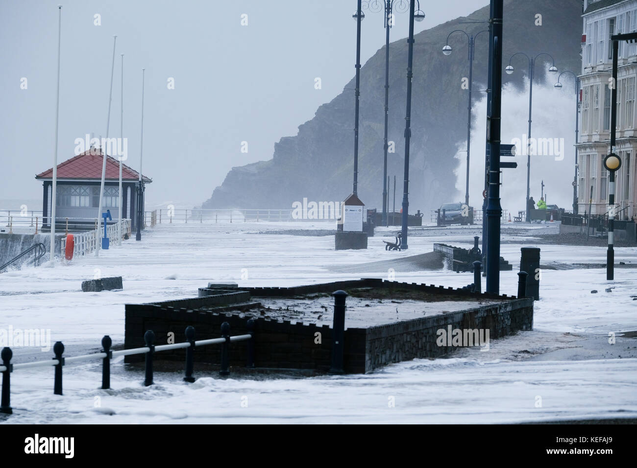 Aberystwyth, pays de Galles, Royaume-Uni. 21 octobre 2017. Météo britannique. Météo britannique. Une marée exceptionnellement haute coïncide avec l'arrivée de la tempête Brian sur la côte ouest du pays de Galles. Les vagues ont frappé et inondé la promenade ce matin, mettant en garde les piétons, les automobilistes et les entreprises locales contre les problèmes. Crédit : Alan Hale/Alamy Live News Banque D'Images
