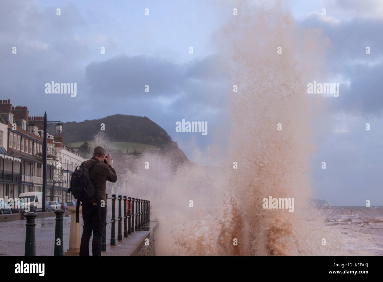 London, UK. 21 Oct 2017. Météo britannique. Les gens de prendre des photos sur l'Esplanade que Storm Brian hits Sidmouth, dans le Devon. Par mauvais temps, le grès rouge de la région devient la mer Rouge à Sidmouth. Credit Photo : Alamy/Central Live News Banque D'Images