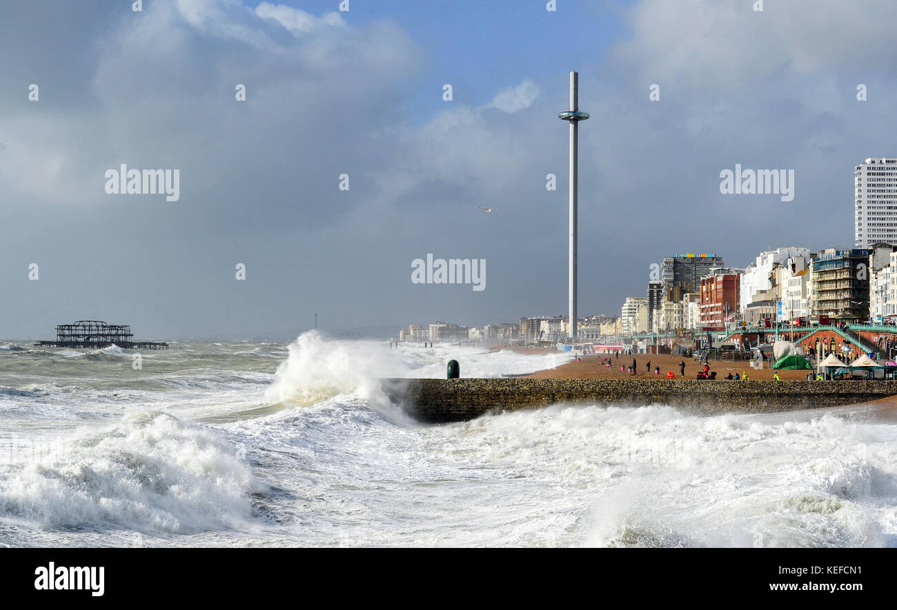 Brighton, Royaume-Uni. 21 octobre 2017. Météo britannique. Les vagues s'écrasent sur la plage de Brighton alors que la tempête Brian balaye la Grande-Bretagne aujourd'hui crédit : Simon Dack/Alamy Live News Banque D'Images