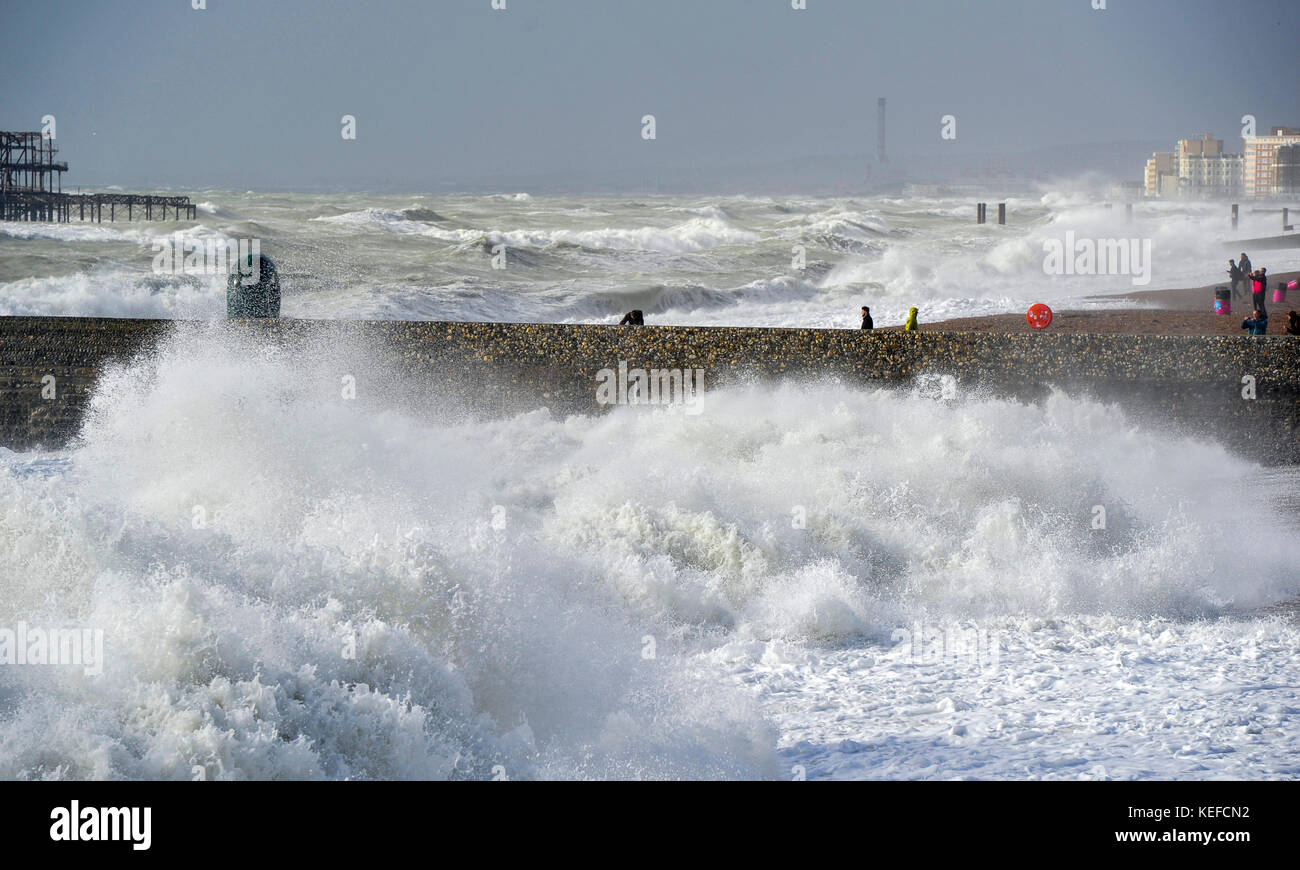 Brighton, Royaume-Uni. 21 octobre 2017. Météo britannique. Les vagues s'écrasent sur la plage de Brighton alors que la tempête Brian balaye la Grande-Bretagne aujourd'hui crédit : Simon Dack/Alamy Live News Banque D'Images