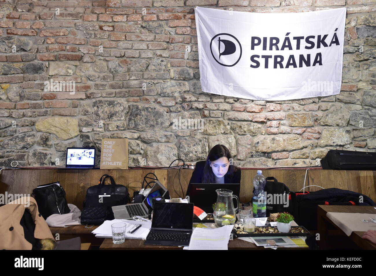 Représentant du Parti pirate tchèque suit résultats des élections générales à Prague, en République tchèque, le 21 octobre 2017. Les élections à la Chambre des députés du parlement de la République tchèque a eu lieu les 20 et 21 octobre et les bureaux de vote a été fermé à 14h00 le 21 octobre. (Ctk photo/roman vondrous) Banque D'Images