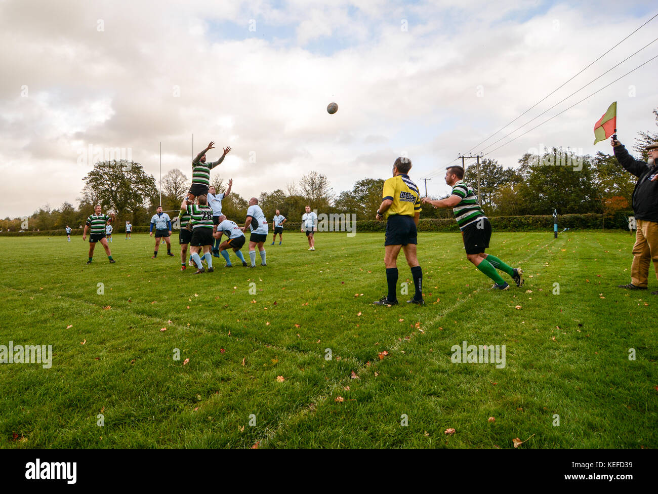 Rugby amateur. Jouer au rugby par vents forts. Banque D'Images