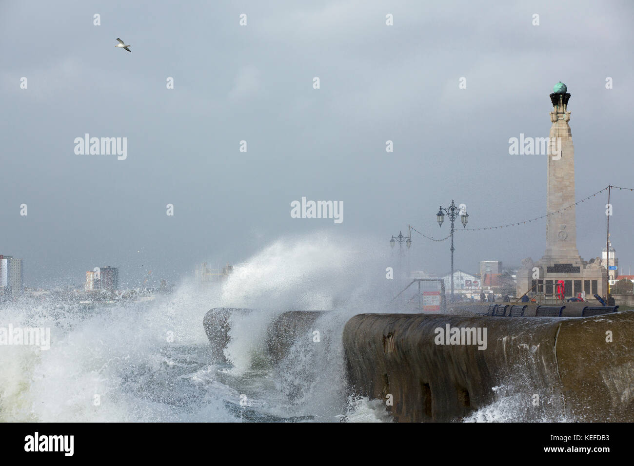 Southsea, UK. 21 oct, 2017. uk weather. storm brian vient à Southsea. voir à Southsea le long des plages vers vieux portsmouth naval. War Memorial et unis tower dans l'arrière-plan crédit : David Robinson/Alamy live news Banque D'Images