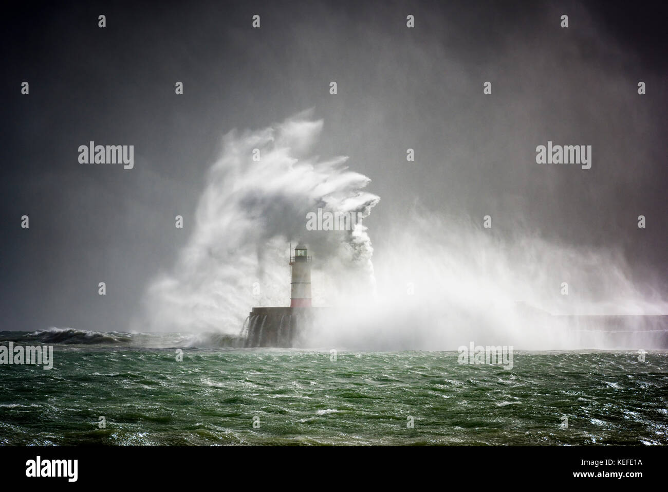 Newhaven, Sussex. 21 oct, 2017. uk weather. énormes vagues crash sur newhaven phare sur la côte sud d'aujourd'hui que Brian tempête frappe le Royaume-Uni aujourd'hui. crédit : kelvin atkins uk/Alamy live news Banque D'Images