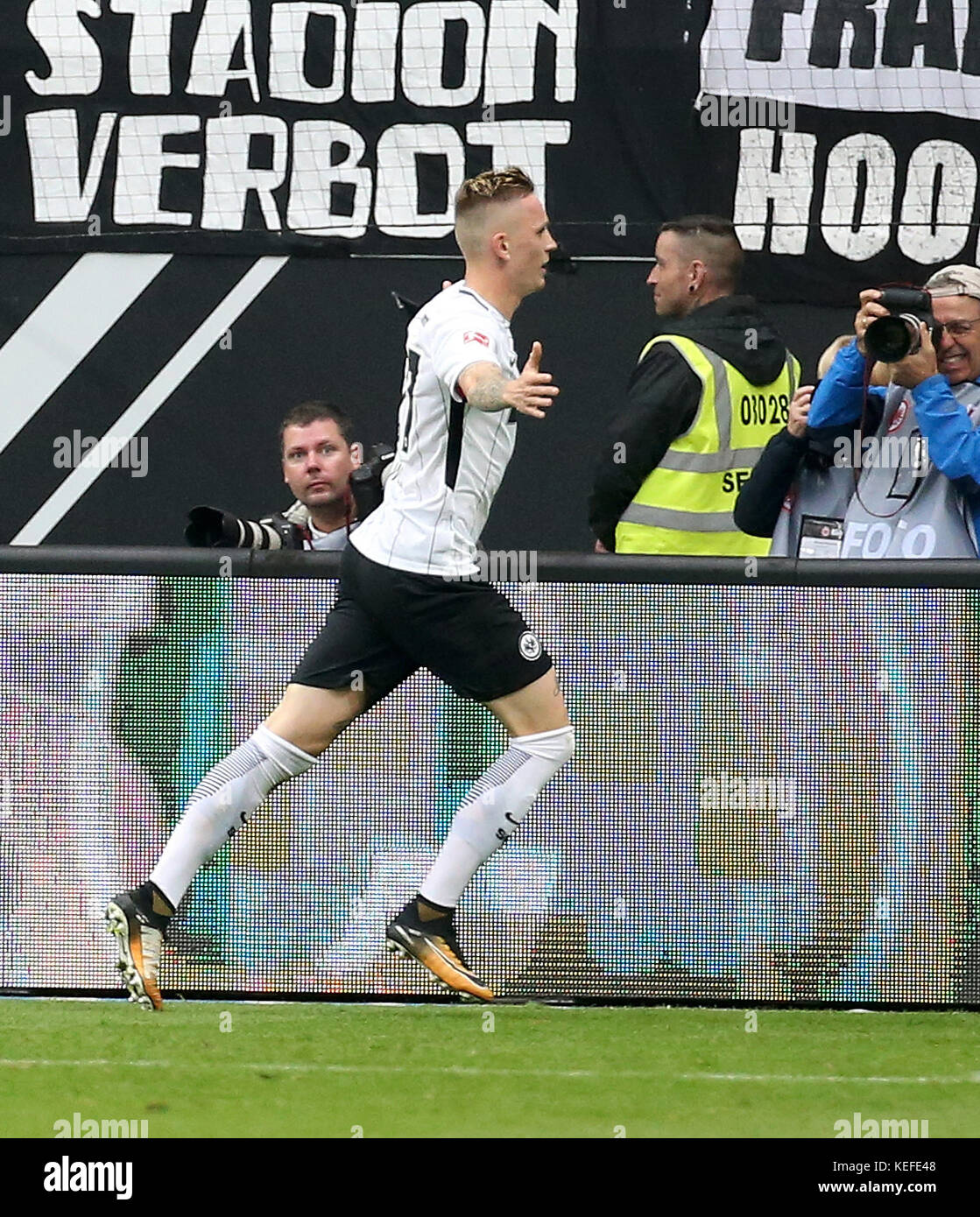 Marius Wolf de Francfort célèbre son but 2:2 lors du match de football allemand de Bundesliga entre l'Eintracht Frankfurt et le Borussia Dortmund à Francfort-sur-le-main, Allemagne, le 21 octobre 2017. (CONDITIONS D'EMBARGO - ATTENTION : en raison des directives d'accréditation, le LDF autorise uniquement la publication et l'utilisation de 15 photos par match sur Internet et dans les médias en ligne pendant le match.) Photo : Hasan Bratic/dpa Banque D'Images