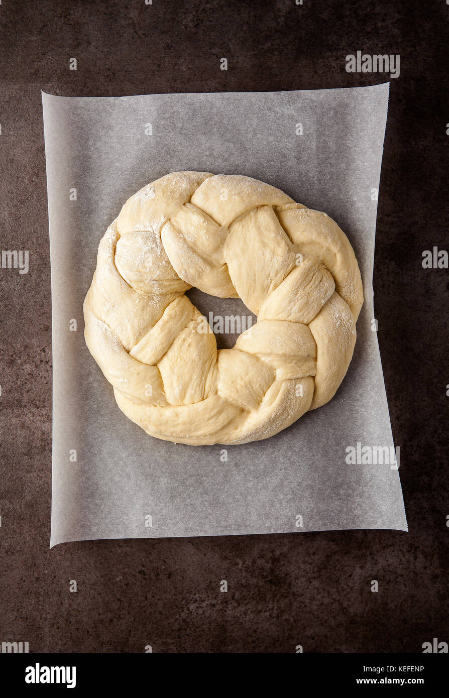 Préparation du pain challah tressée ronde Banque D'Images