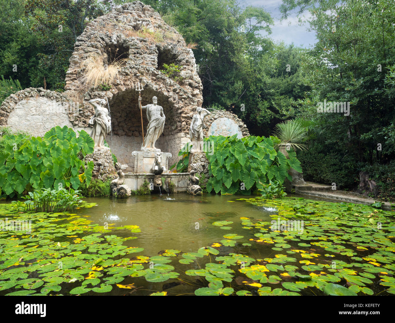 Fontaine classique dans les jardins de Trstino Banque D'Images